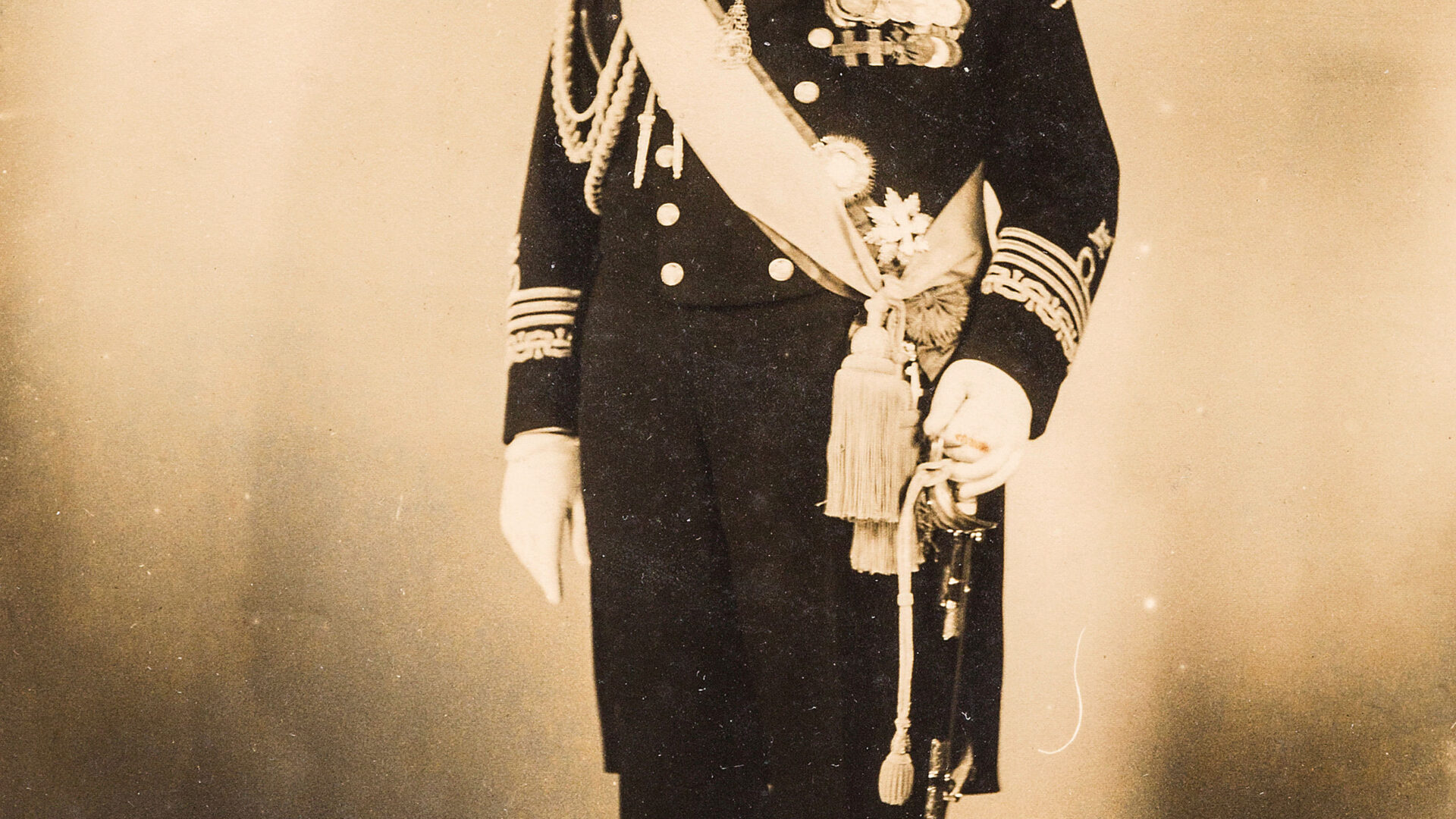 La statua a Costanzo Ciano image