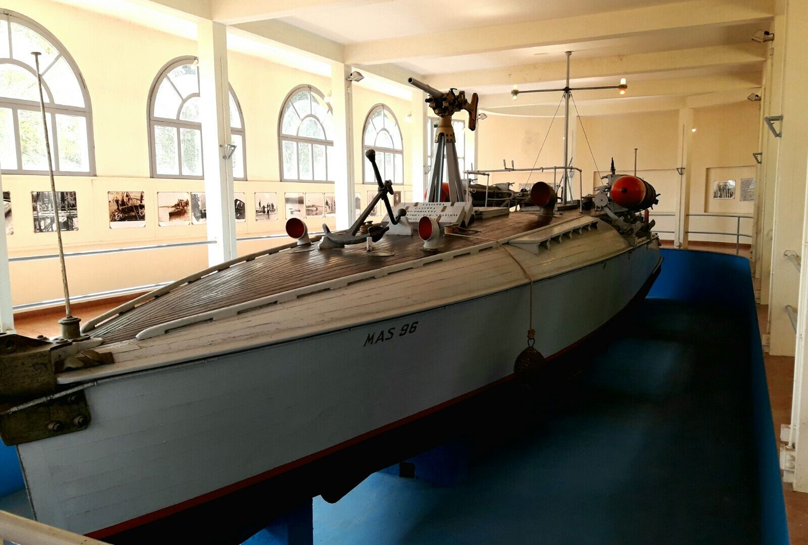 La statua a Costanzo Ciano image