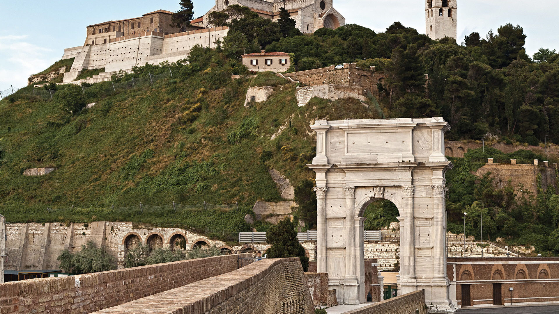 L’ARCO DI TRAIANO image