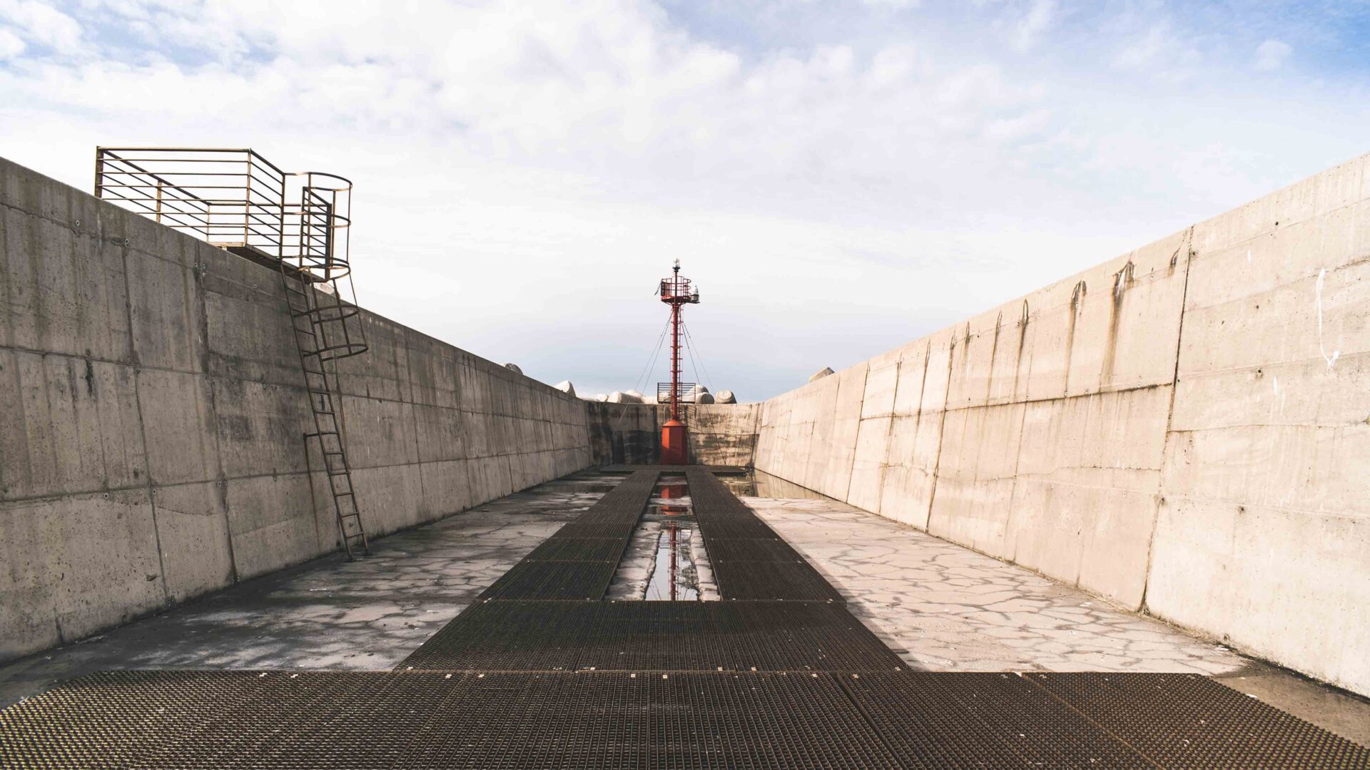 UNA STANZA IN MEZZO AL MARE TRA I TETRAPODI image
