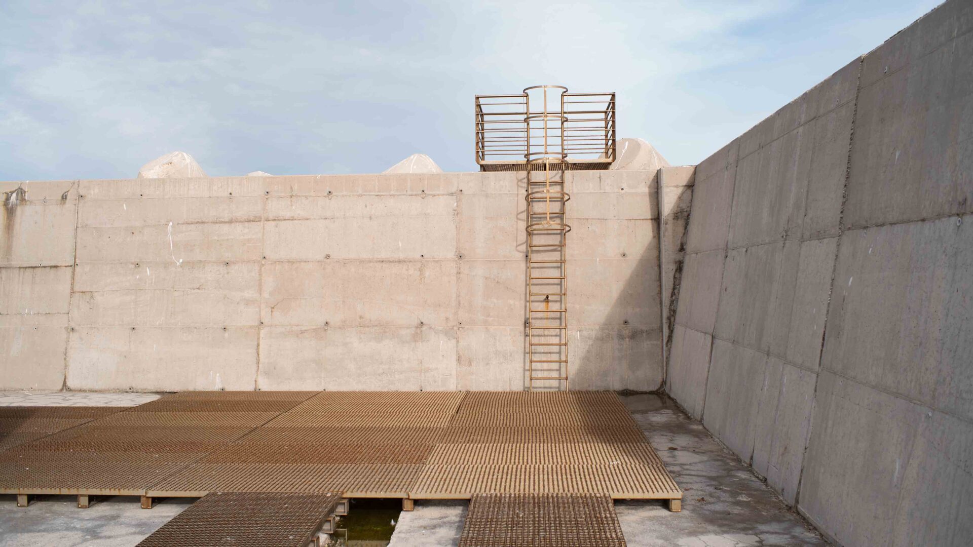 UNA STANZA IN MEZZO AL MARE TRA I TETRAPODI image