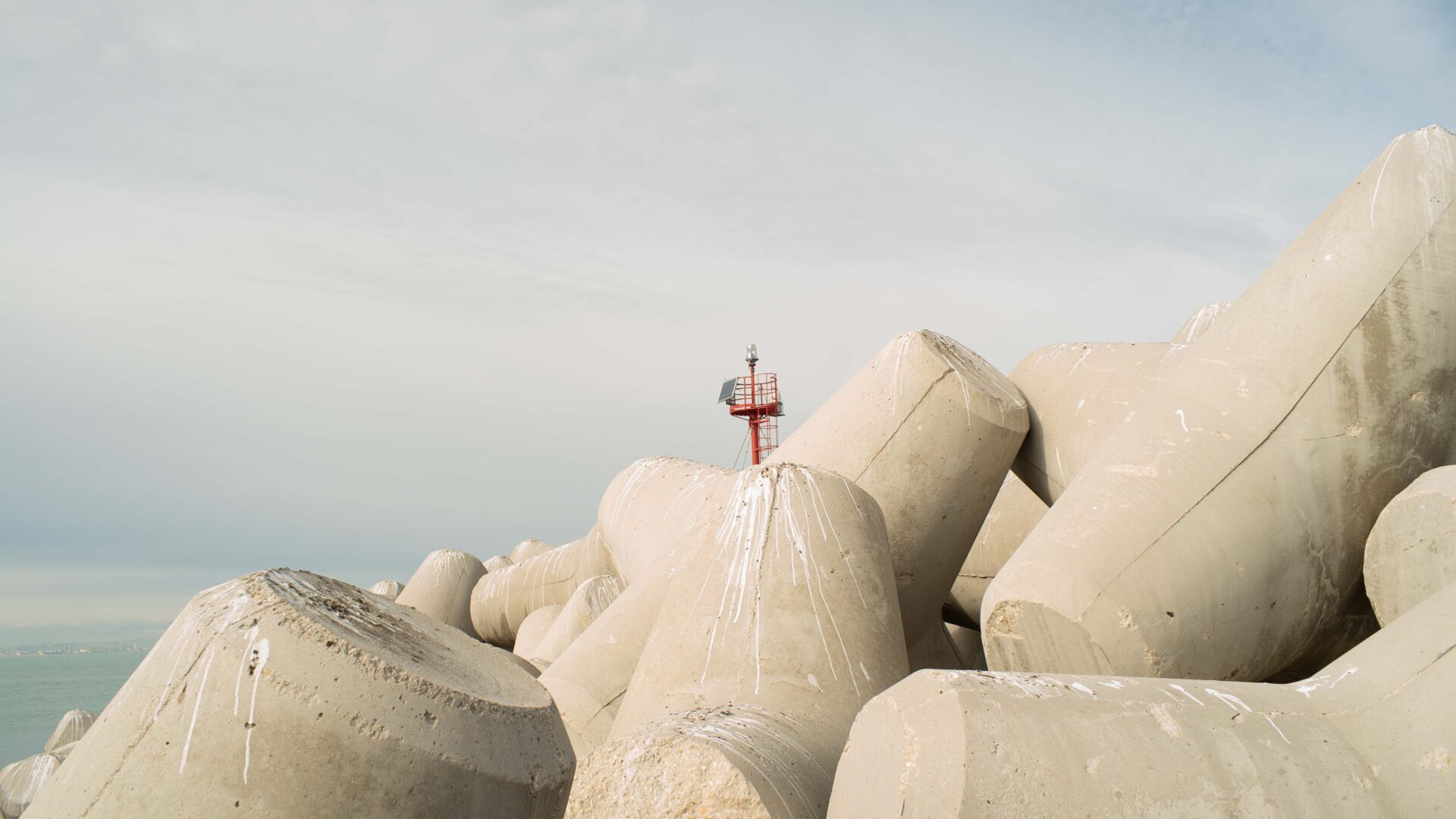 UNA STANZA IN MEZZO AL MARE TRA I TETRAPODI image