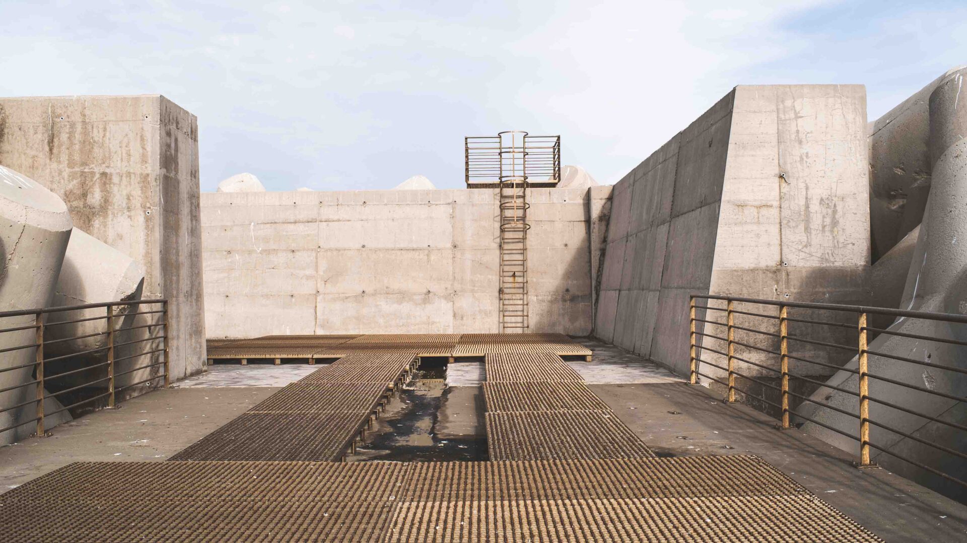 UNA STANZA IN MEZZO AL MARE TRA I TETRAPODI image