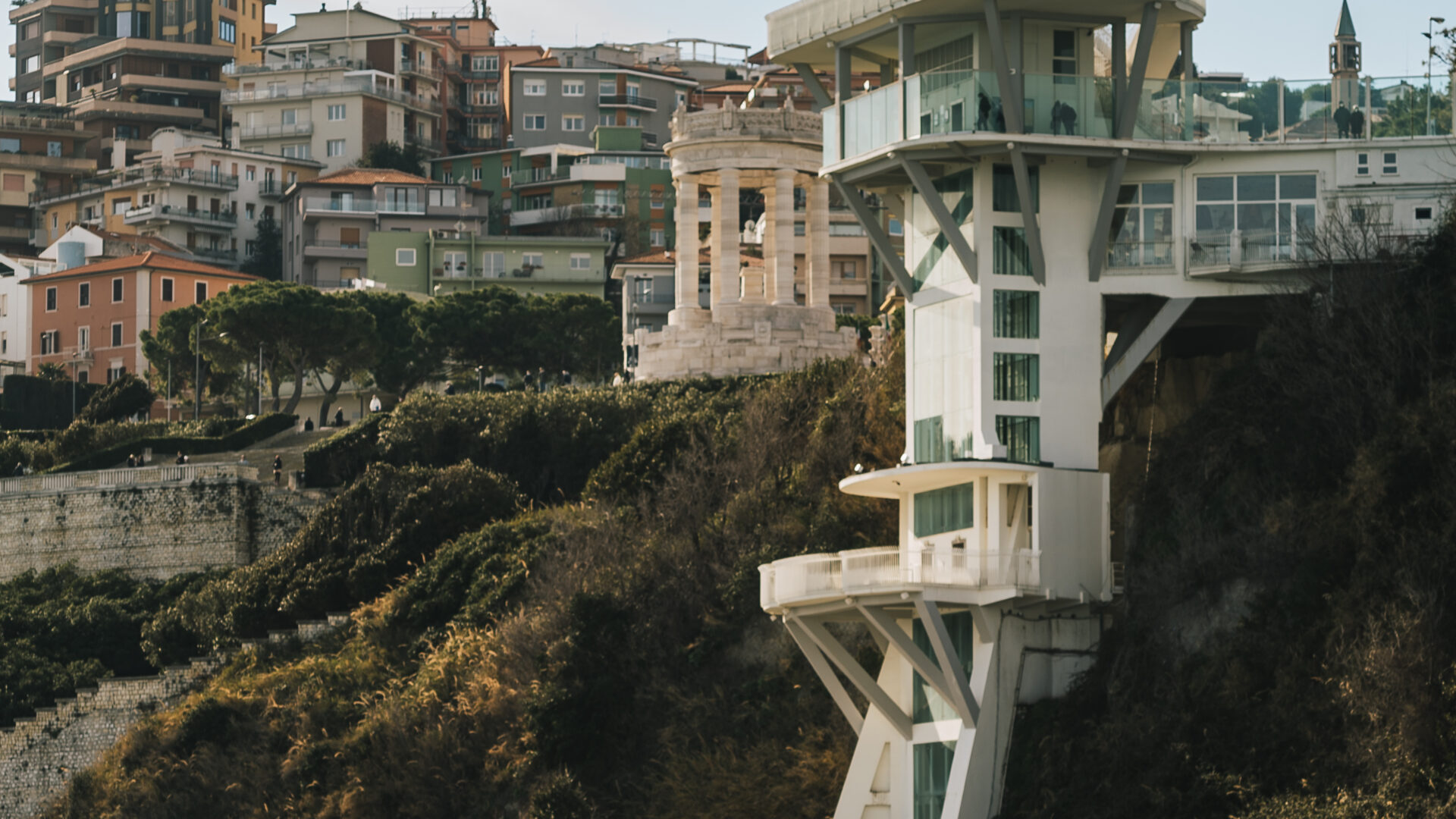 IN VIAGGIO TRA I DUE LUNGOMARI image