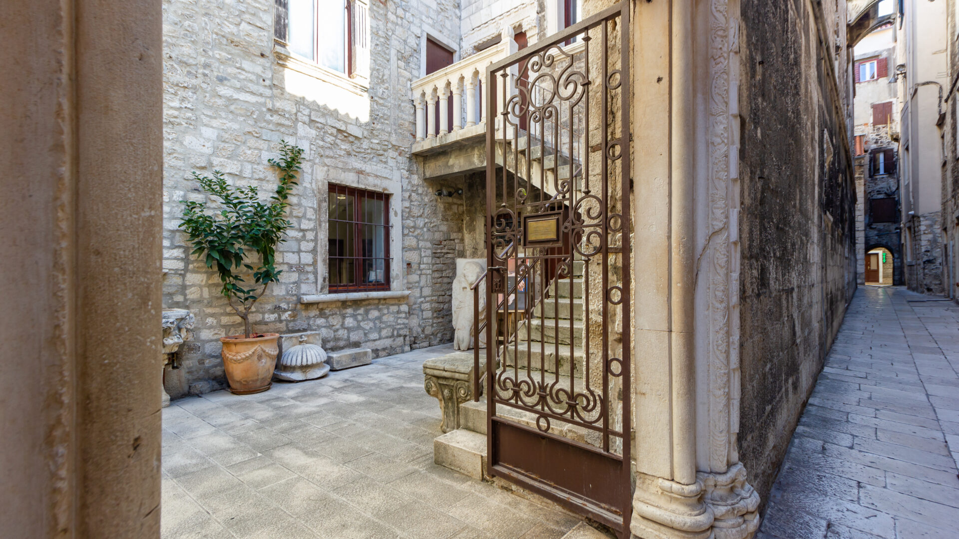 La Porta Argentea image