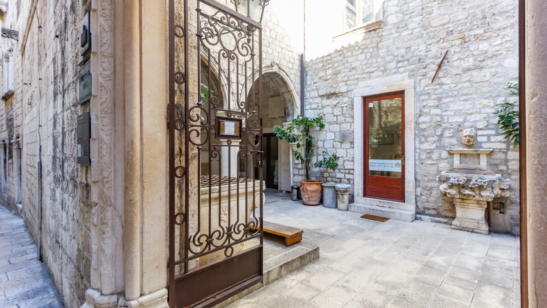 La Porta Argentea image