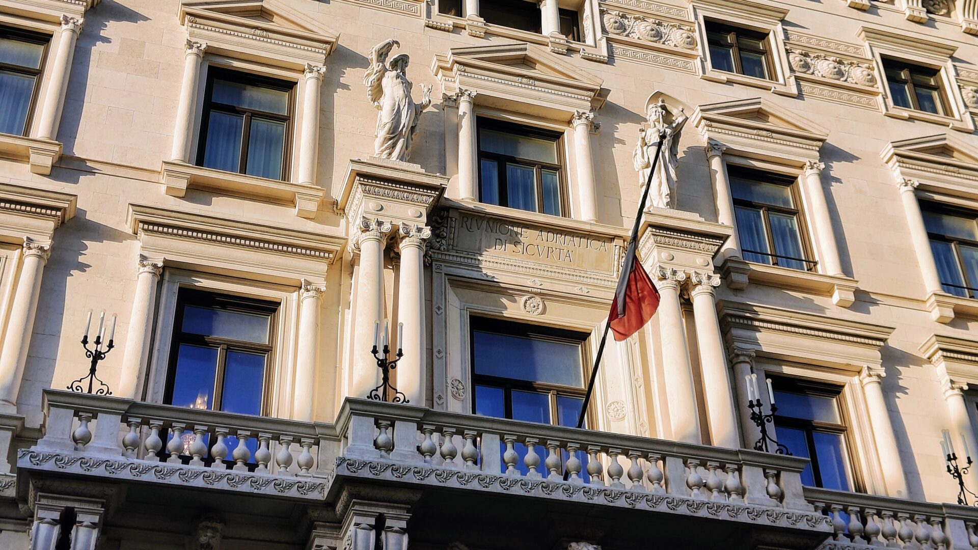 ASSICURAZIONI RAS E IL LORO PALAZZO image