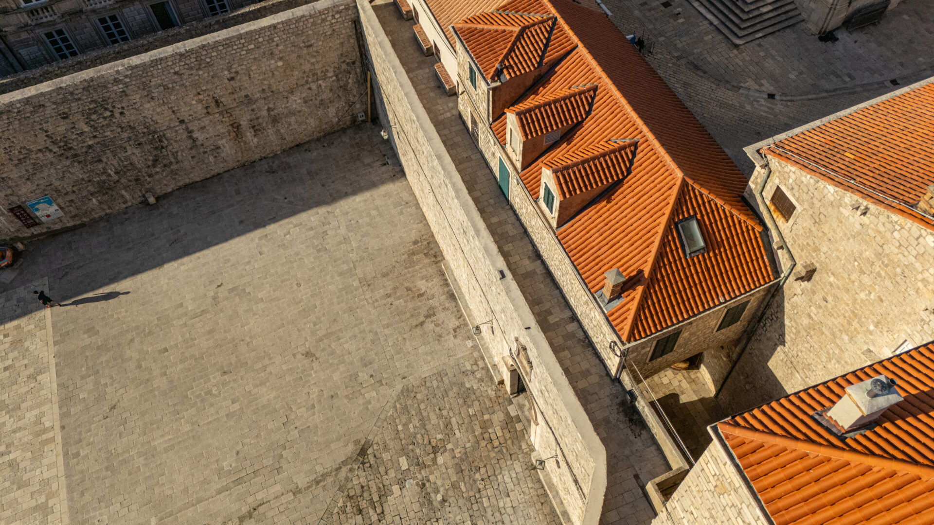MURO CITTADINO VERSO LA PARTE SUD DEL PORTO image