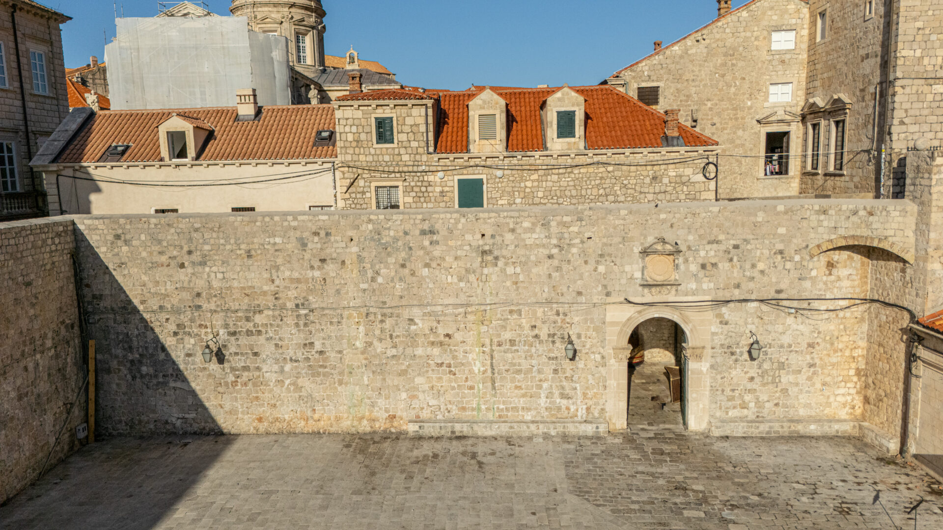 MURO CITTADINO VERSO LA PARTE SUD DEL PORTO image