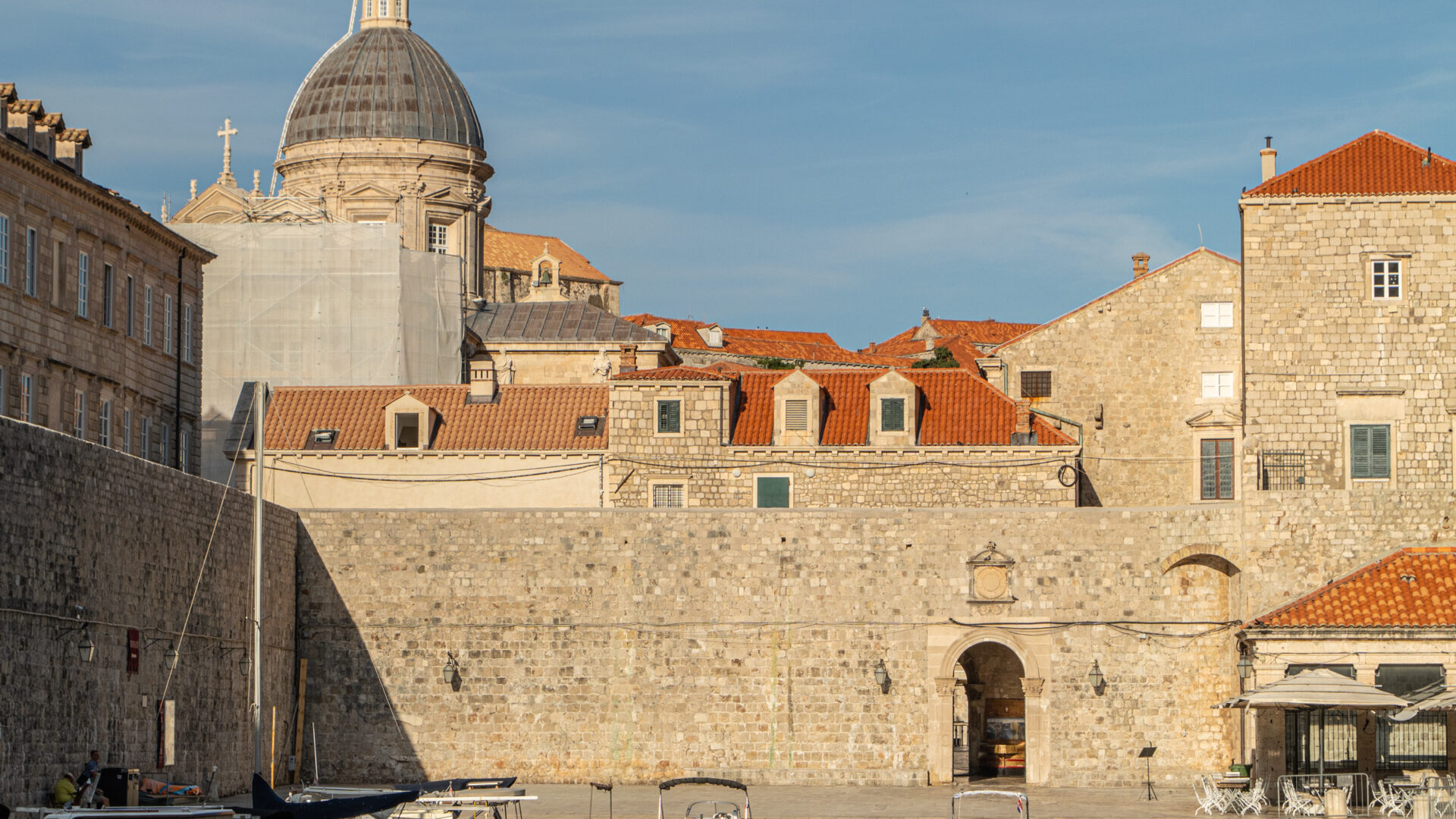 MURO CITTADINO VERSO LA PARTE SUD DEL PORTO image
