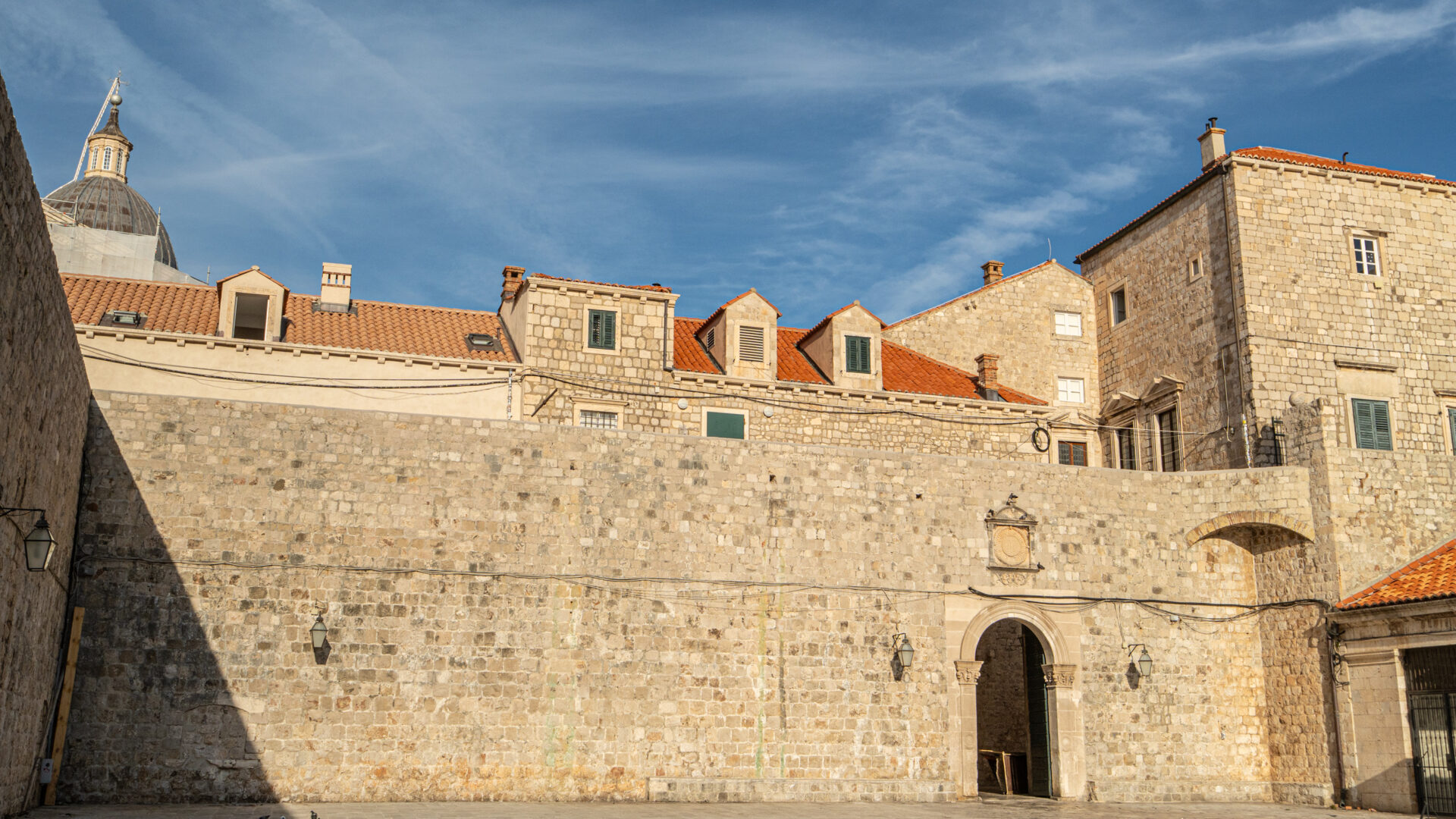 MURO CITTADINO VERSO LA PARTE SUD DEL PORTO image
