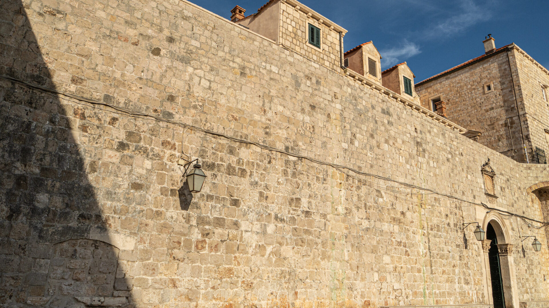 MURO CITTADINO VERSO LA PARTE SUD DEL PORTO image