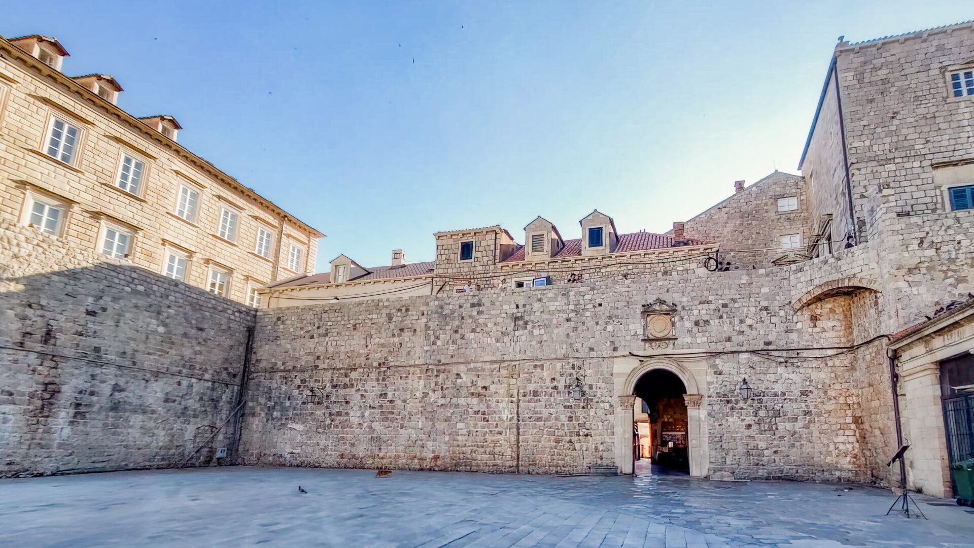 MURO CITTADINO VERSO LA PARTE SUD DEL PORTO image