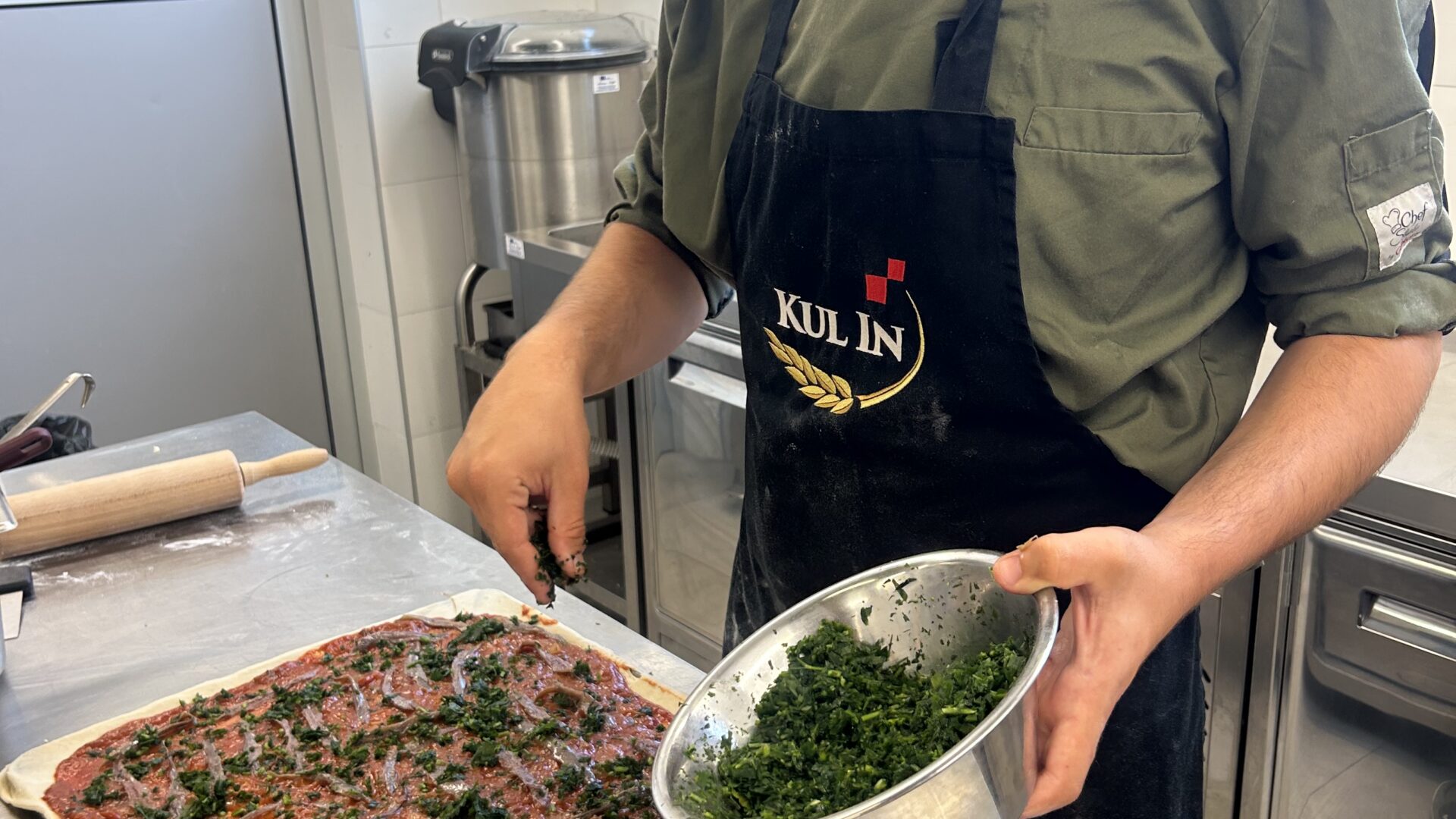 Preparing Komiška pogača