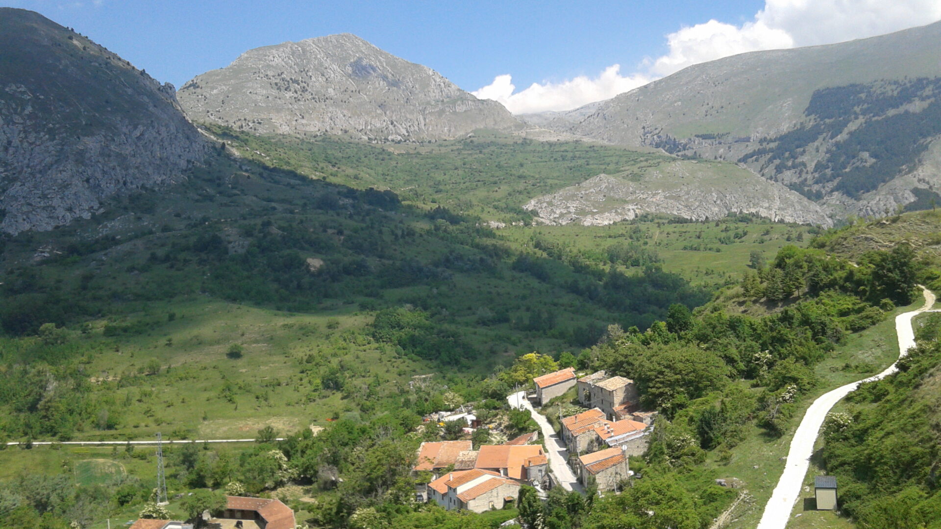 I Parchi Nazionali d’Abruzzo: un viaggio nella natura selvaggia e nella sostenibilità image
