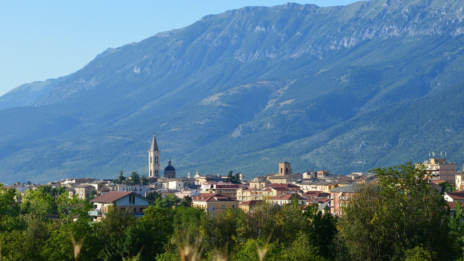 I Parchi Nazionali d’Abruzzo: un viaggio nella natura selvaggia e nella sostenibilità image