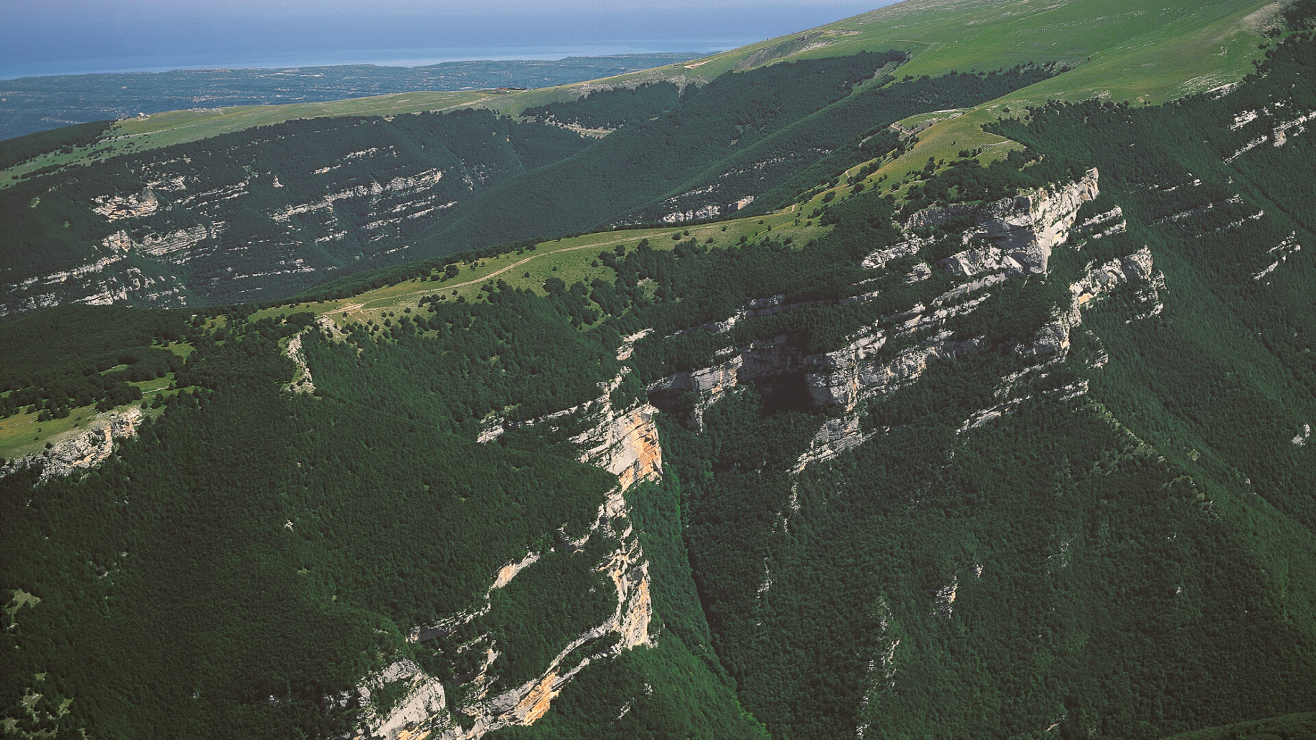 I Parchi Nazionali d’Abruzzo: un viaggio nella natura selvaggia e nella sostenibilità image